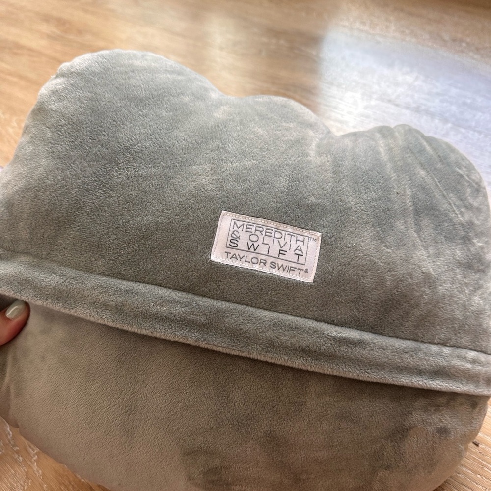 Taylor Swift Meredith & Olivia Pillows Original Merch (Rep Era) - Picture 7 of 7